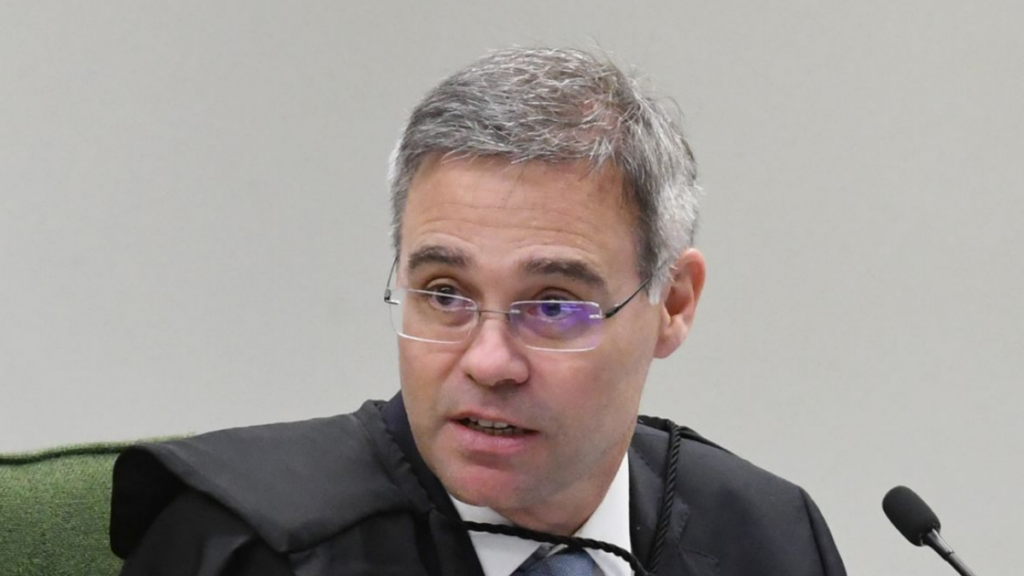 O ministro André Mendonça, do STF, determinou que a CPMI do INSS não poderá acessar novos dados do ex-banqueiro Daniel Vorcaro; todo o material será devolvido à Polícia Federal.