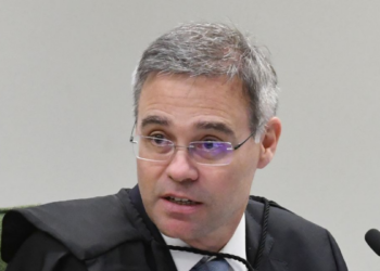 O ministro André Mendonça, do STF, determinou que a CPMI do INSS não poderá acessar novos dados do ex-banqueiro Daniel Vorcaro; todo o material será devolvido à Polícia Federal.