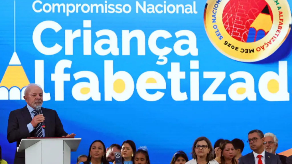 Em 2025, 66% das crianças brasileiras concluíram o 2º ano do ensino fundamental alfabetizadas. Governo anuncia premiação de municípios e estados e reforça metas para 2030.