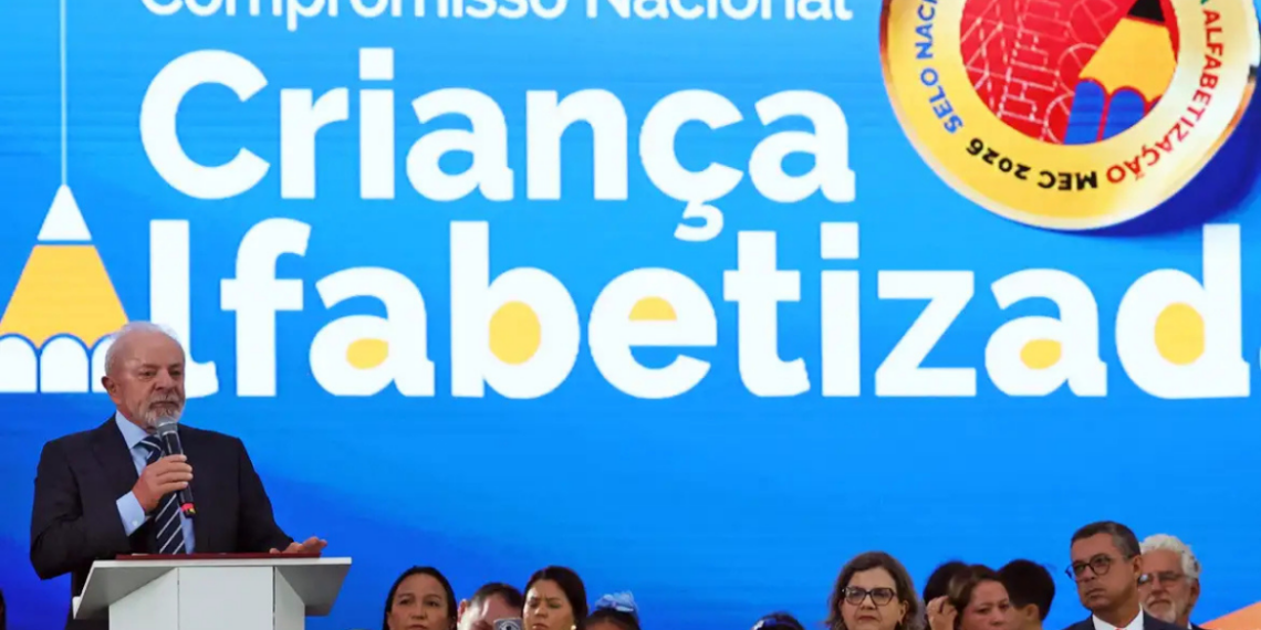 Em 2025, 66% das crianças brasileiras concluíram o 2º ano do ensino fundamental alfabetizadas. Governo anuncia premiação de municípios e estados e reforça metas para 2030.