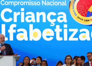 Em 2025, 66% das crianças brasileiras concluíram o 2º ano do ensino fundamental alfabetizadas. Governo anuncia premiação de municípios e estados e reforça metas para 2030.