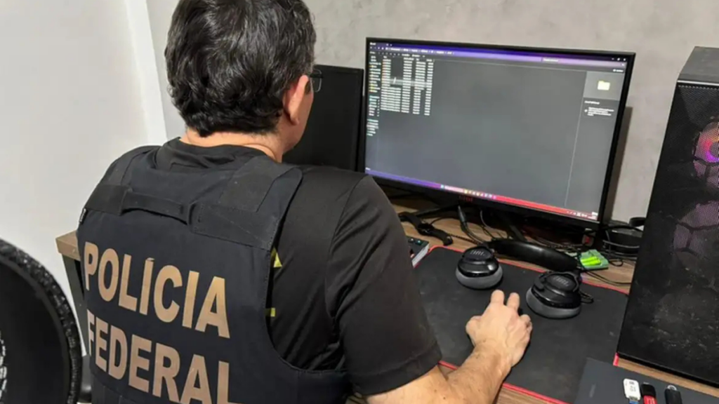 Polícia Federal realiza operação contra organização criminosa que aplicava golpes contra a Caixa Econômica Federal. Prejuízo pode ultrapassar R$ 500 milhões.
