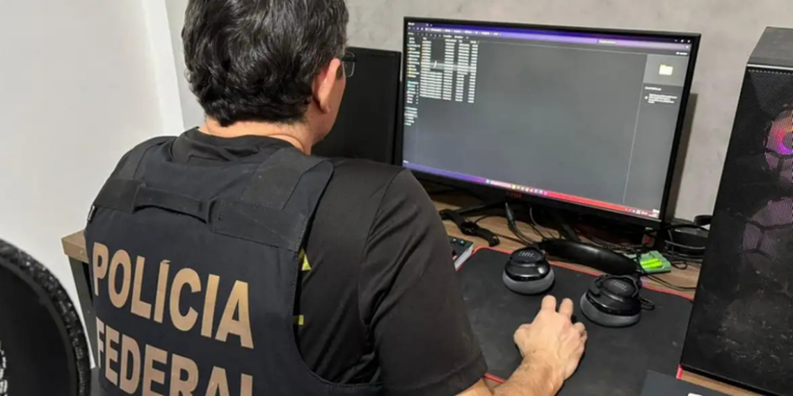 Polícia Federal realiza operação contra organização criminosa que aplicava golpes contra a Caixa Econômica Federal. Prejuízo pode ultrapassar R$ 500 milhões.