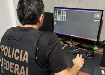 Polícia Federal realiza operação contra organização criminosa que aplicava golpes contra a Caixa Econômica Federal. Prejuízo pode ultrapassar R$ 500 milhões.