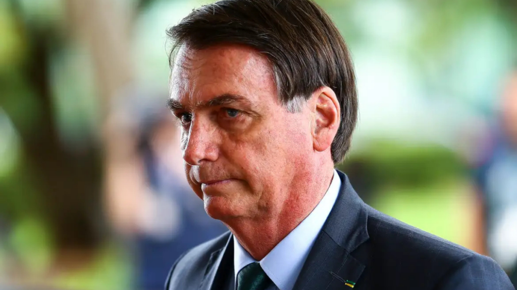 Internado desde 13 de março por pneumonia, Jair Bolsonaro terá alta na sexta-feira e cumprirá prisão domiciliar de 90 dias por motivos de saúde, segundo equipe médica.