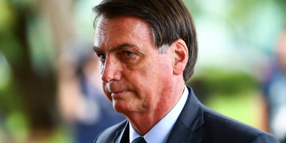 Internado desde 13 de março por pneumonia, Jair Bolsonaro terá alta na sexta-feira e cumprirá prisão domiciliar de 90 dias por motivos de saúde, segundo equipe médica.
