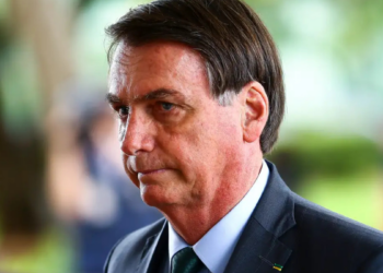 Internado desde 13 de março por pneumonia, Jair Bolsonaro terá alta na sexta-feira e cumprirá prisão domiciliar de 90 dias por motivos de saúde, segundo equipe médica.