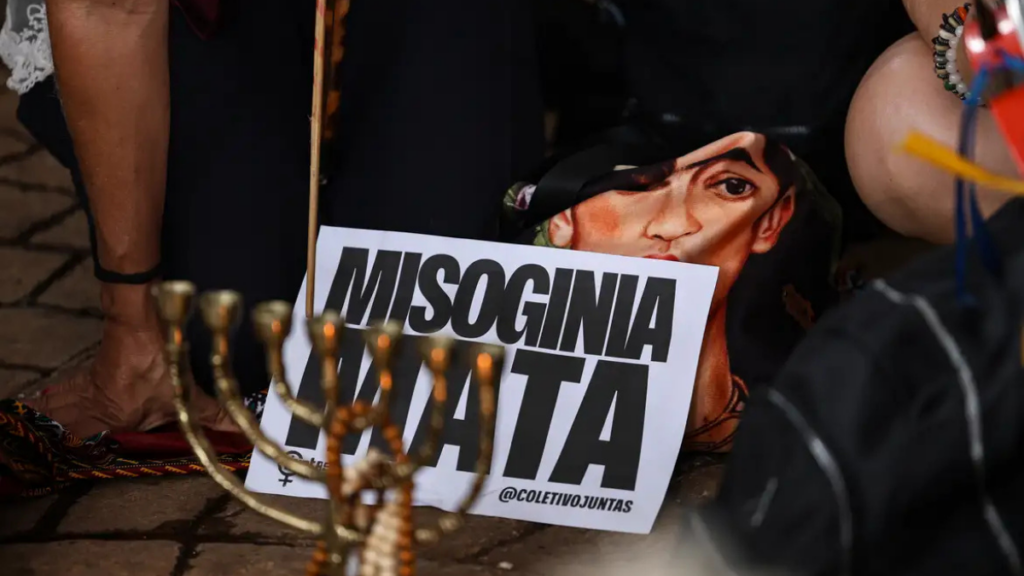 Senado aprova projeto que torna misoginia crime no Brasil, com penas de até 5 anos. Medida ocorre em meio ao aumento da violência contra mulheres no país.