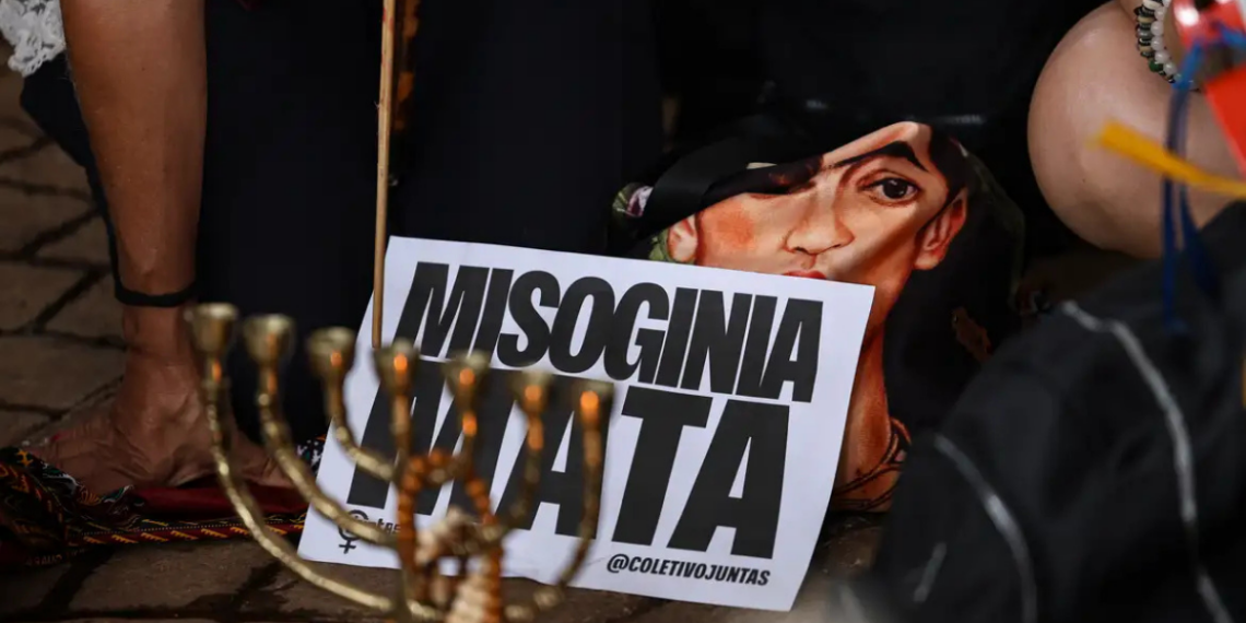 Senado aprova projeto que torna misoginia crime no Brasil, com penas de até 5 anos. Medida ocorre em meio ao aumento da violência contra mulheres no país.