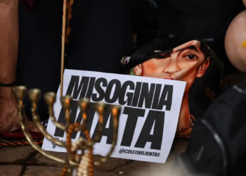 Senado aprova projeto que torna misoginia crime no Brasil, com penas de até 5 anos. Medida ocorre em meio ao aumento da violência contra mulheres no país.