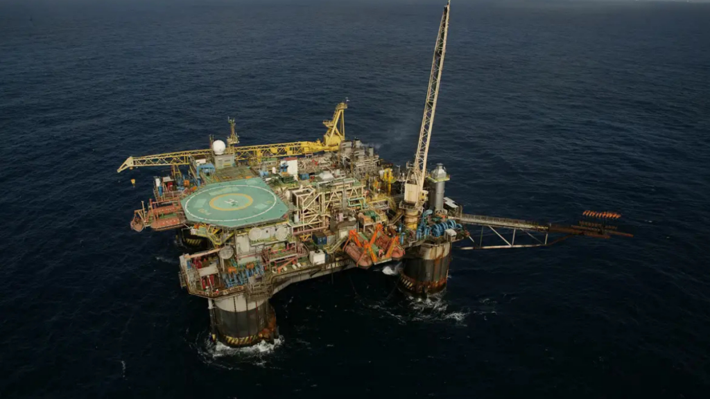 A Petrobras anunciou a recompra de 50% de participação nos campos Tartaruga Verde e Espadarte – Módulo III, retornando à propriedade total, reforçando estratégia de foco em óleo e gás.