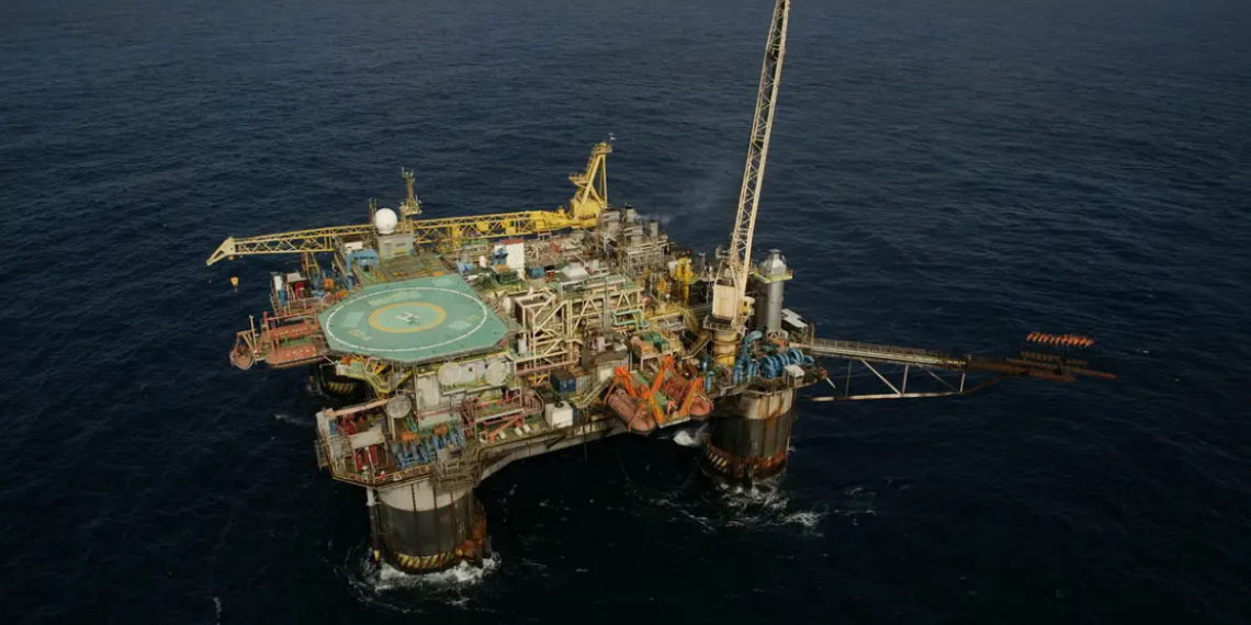 A Petrobras anunciou a recompra de 50% de participação nos campos Tartaruga Verde e Espadarte – Módulo III, retornando à propriedade total, reforçando estratégia de foco em óleo e gás.