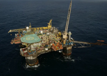A Petrobras anunciou a recompra de 50% de participação nos campos Tartaruga Verde e Espadarte – Módulo III, retornando à propriedade total, reforçando estratégia de foco em óleo e gás.