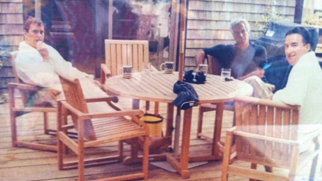 Arquivos secretos revelam foto de príncipe Andrew com Jeffrey Epstein