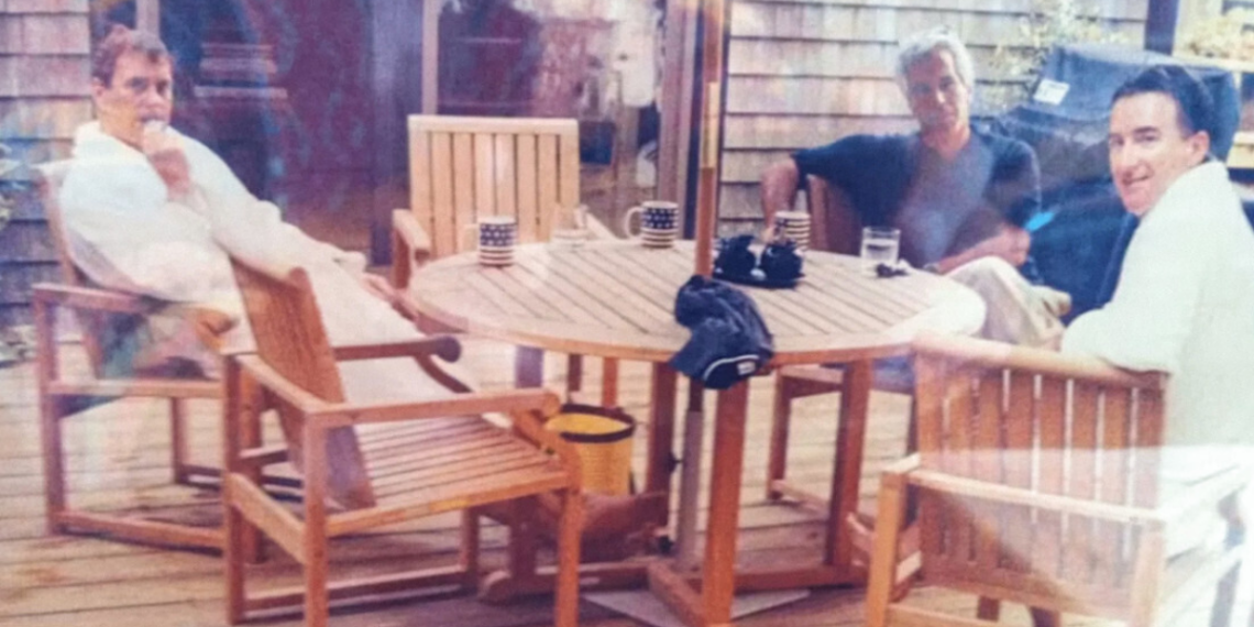 Arquivos secretos revelam foto de príncipe Andrew com Jeffrey Epstein
