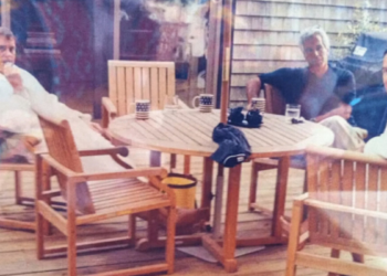 Arquivos secretos revelam foto de príncipe Andrew com Jeffrey Epstein