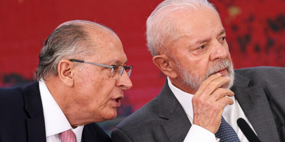 Ministros deixam cargos para disputar eleições.