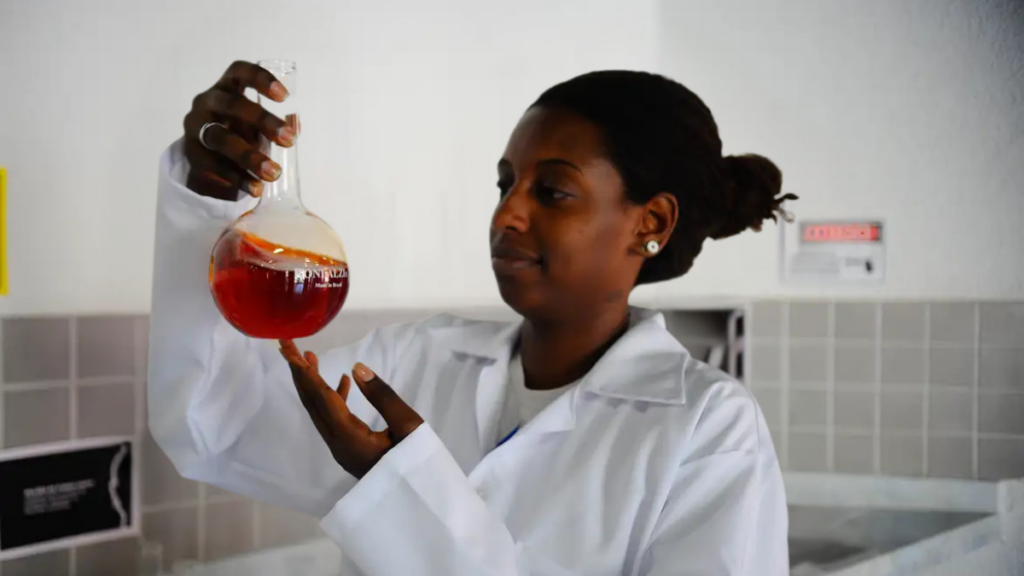 Pesquisa revela avanço da presença feminina na ciência, com políticas do CNPq apoiando mães cientistas e programas de incentivo em áreas STEM e empreendedorismo feminino.