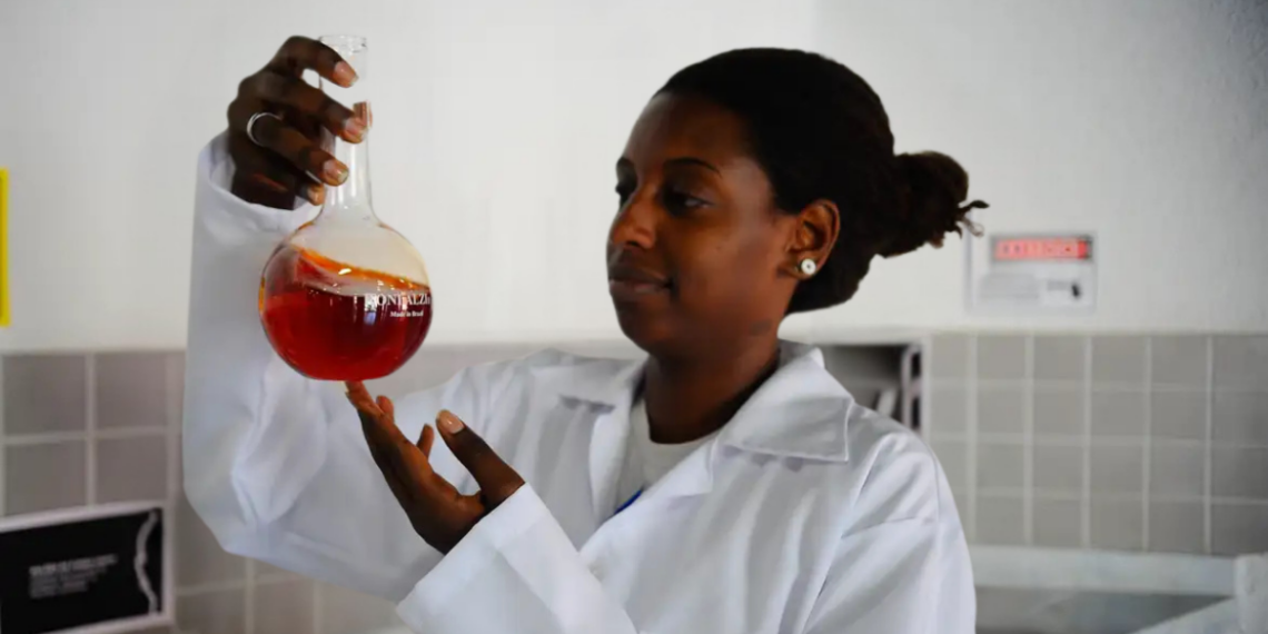Pesquisa revela avanço da presença feminina na ciência, com políticas do CNPq apoiando mães cientistas e programas de incentivo em áreas STEM e empreendedorismo feminino.