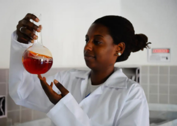 Pesquisa revela avanço da presença feminina na ciência, com políticas do CNPq apoiando mães cientistas e programas de incentivo em áreas STEM e empreendedorismo feminino.