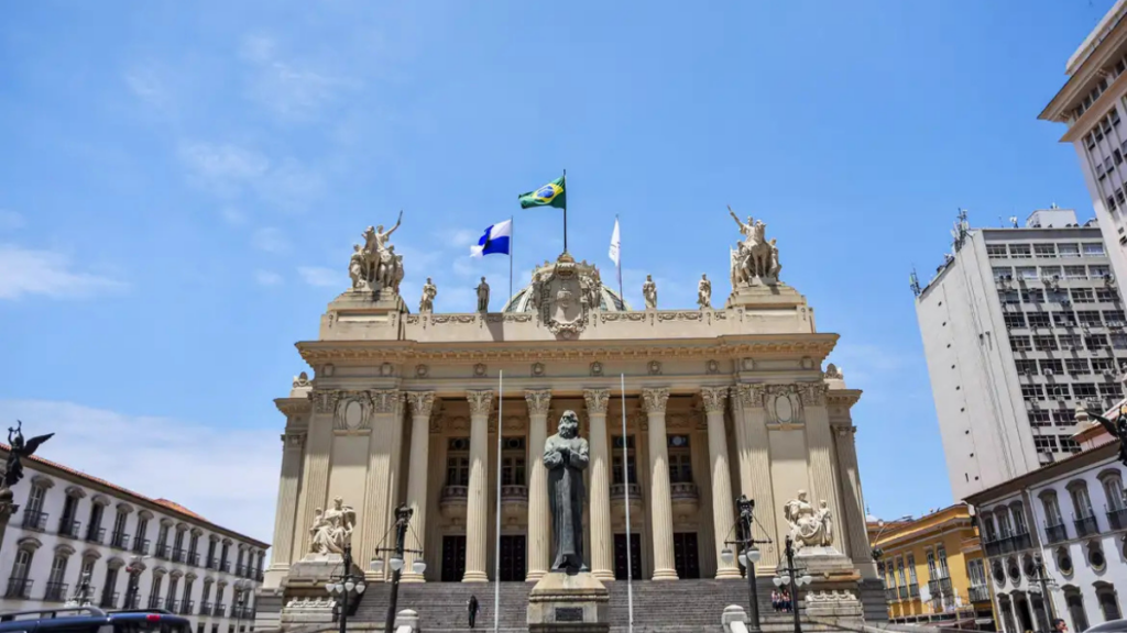A Alerj aprovou projeto que autoriza interdição de ferros-velhos que comercializam rolos e fios de cobre de concessionárias, garantindo ação rápida das autoridades e direito à defesa dos proprietários