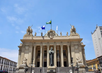A Alerj aprovou projeto que autoriza interdição de ferros-velhos que comercializam rolos e fios de cobre de concessionárias, garantindo ação rápida das autoridades e direito à defesa dos proprietários