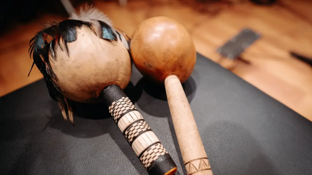 O Sonora Brasil 2026 apresenta artistas afro-indígenas em turnê por 15 estados, com shows e série documental, valorizando a música como patrimônio cultural e resistência ancestral.
