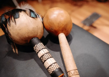 O Sonora Brasil 2026 apresenta artistas afro-indígenas em turnê por 15 estados, com shows e série documental, valorizando a música como patrimônio cultural e resistência ancestral.