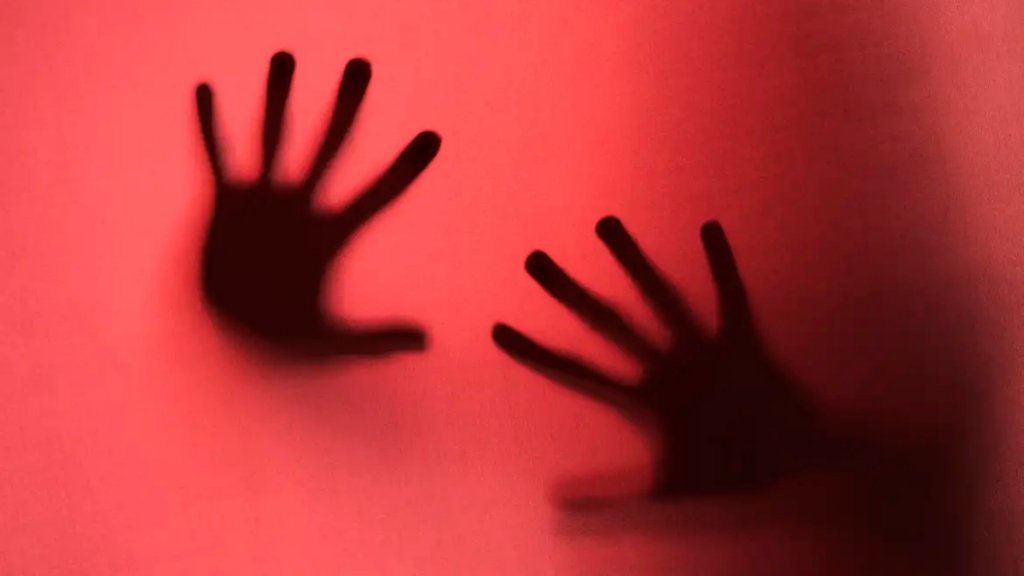 Senado aprova projeto que aumenta penas para vicaricídio, crime em que filhos ou parentes são mortos para atingir mulheres. Medida segue para sanção presidencial.