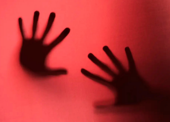 Senado aprova projeto que aumenta penas para vicaricídio, crime em que filhos ou parentes são mortos para atingir mulheres. Medida segue para sanção presidencial.