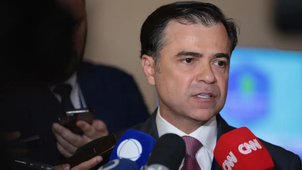 A Enel São Paulo recorre à Justiça para suspender processo que pode levar à perda da concessão. Aneel reage e mantém análise sobre falhas no fornecimento de energia.