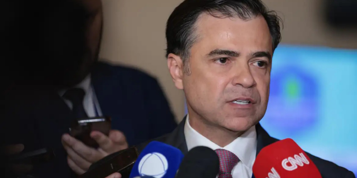 A Enel São Paulo recorre à Justiça para suspender processo que pode levar à perda da concessão. Aneel reage e mantém análise sobre falhas no fornecimento de energia.