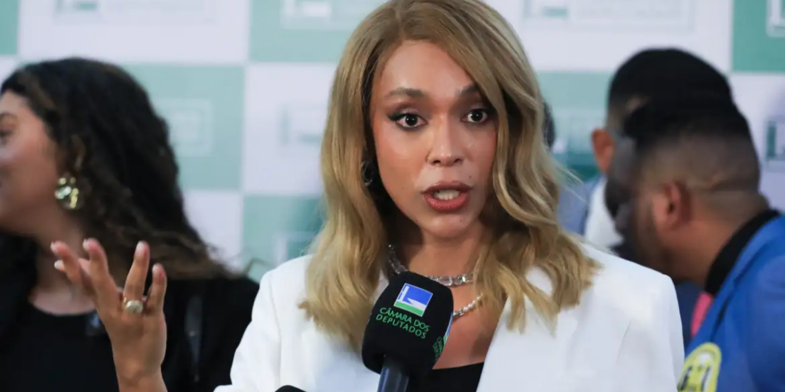 Ministério das Comunicações investiga Ratinho por falas sobre Erika Hilton. Caso envolve possível transfobia e ação do MPF pede R$ 10 milhões.