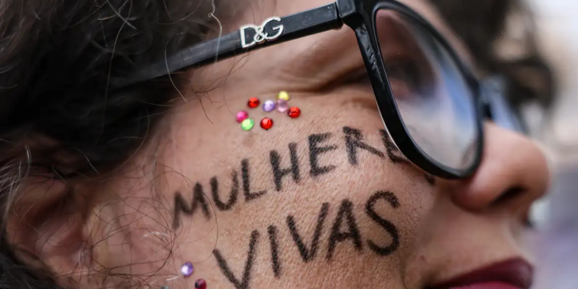 O governo federal institui a Comenda Laço Branco, que reconhecerá homens e instituições no combate à violência contra mulheres; premiação será concedida anualmente pelo Senado
