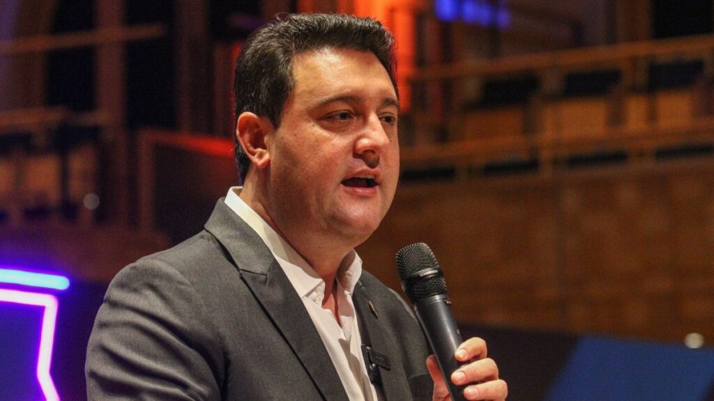 Governador do Paraná anuncia saída da corrida presidencial de 2026.