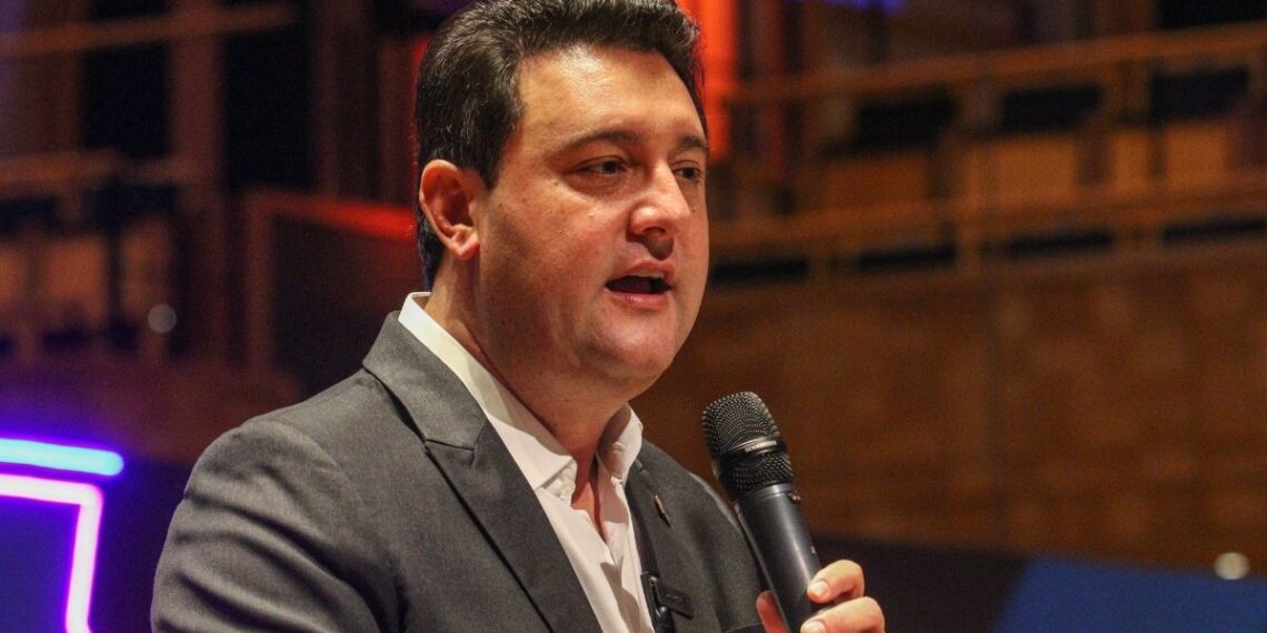 Governador do Paraná anuncia saída da corrida presidencial de 2026.