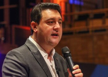 Governador do Paraná anuncia saída da corrida presidencial de 2026.