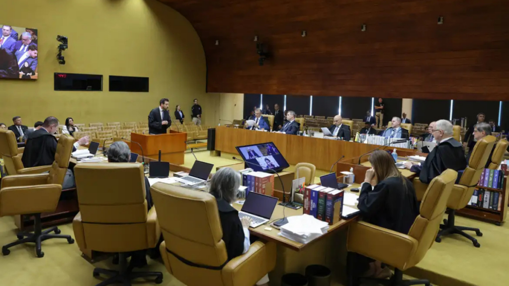 O STF, com votos contrários de Moraes, Dino e Zanin, avança na análise sobre a prorrogação da CPMI do INSS, destacando vazamentos de dados sigilosos e abusos na comissão.