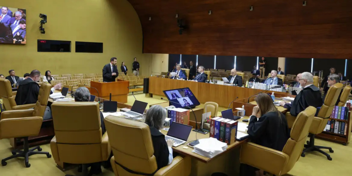 O STF, com votos contrários de Moraes, Dino e Zanin, avança na análise sobre a prorrogação da CPMI do INSS, destacando vazamentos de dados sigilosos e abusos na comissão.