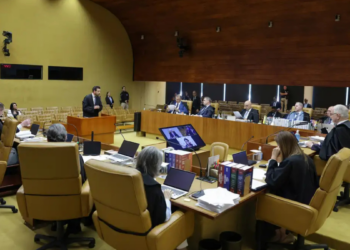 O STF, com votos contrários de Moraes, Dino e Zanin, avança na análise sobre a prorrogação da CPMI do INSS, destacando vazamentos de dados sigilosos e abusos na comissão.