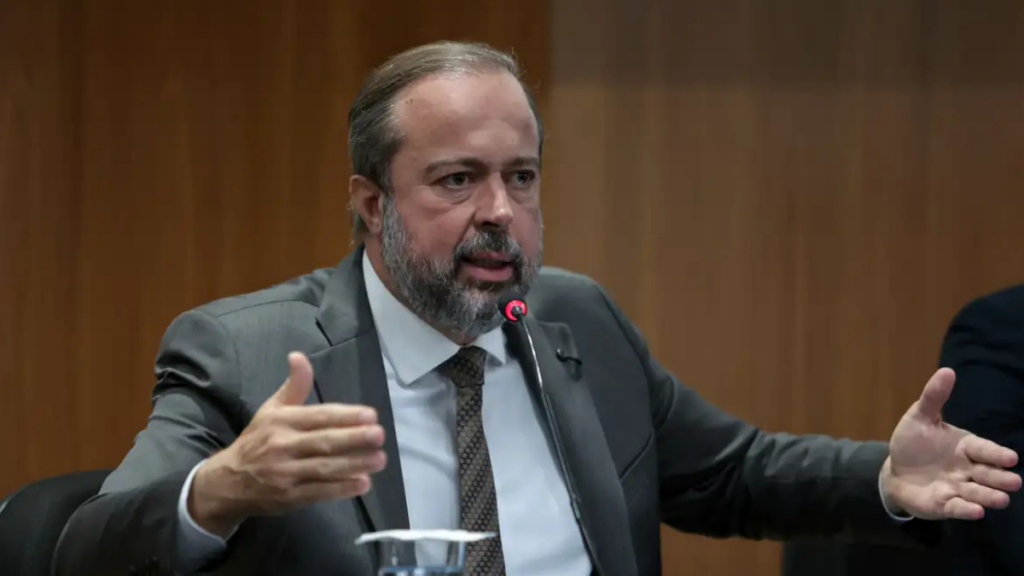 O governo federal anuncia medidas rigorosas contra aumentos abusivos nos combustíveis, incluindo fiscalização da ANP, PIS/Cofins suspensos e multas de até R$ 500 milhões.