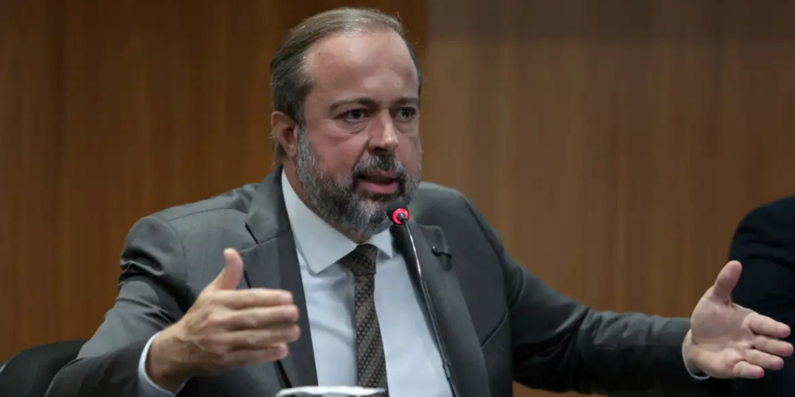 O governo federal anuncia medidas rigorosas contra aumentos abusivos nos combustíveis, incluindo fiscalização da ANP, PIS/Cofins suspensos e multas de até R$ 500 milhões.