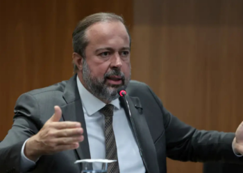 O governo federal anuncia medidas rigorosas contra aumentos abusivos nos combustíveis, incluindo fiscalização da ANP, PIS/Cofins suspensos e multas de até R$ 500 milhões.