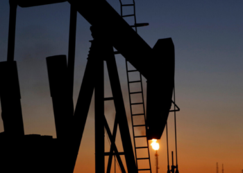 O enviado russo Kirill Dmitriev alerta que o preço do petróleo pode superar US$ 150 por barril nas próximas semanas se o conflito no Oriente Médio continuar, ampliando a crise energética global