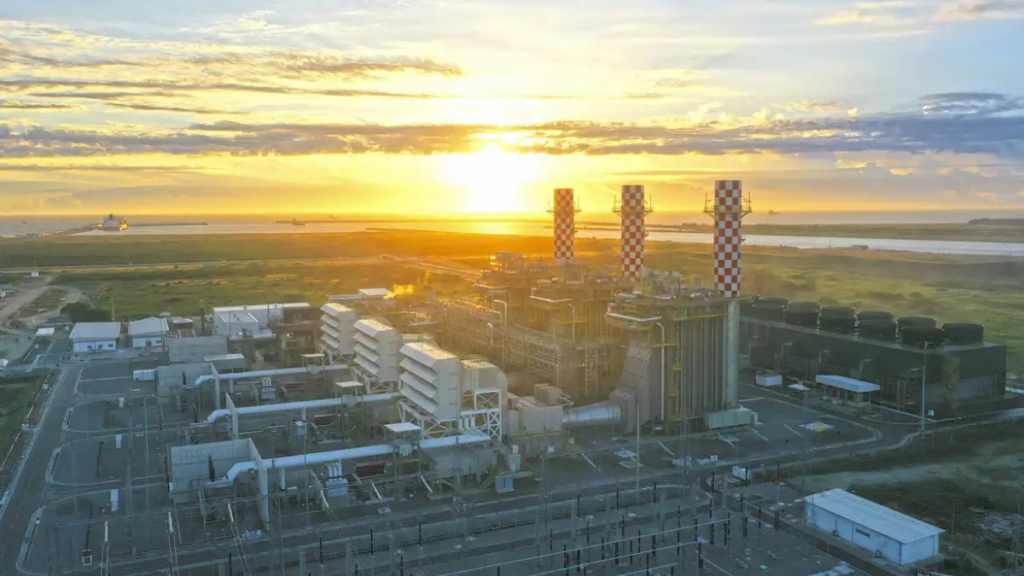 O Leilão de Reserva de Capacidade 2026 contratou majoritariamente termelétricas a gás, carvão e biogás, gerando críticas de ambientalistas e consumidores por custos elevados e aumento de emissões de gases de efeito estufa.