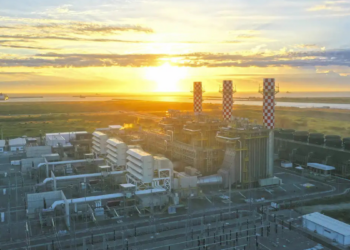 O Leilão de Reserva de Capacidade 2026 contratou majoritariamente termelétricas a gás, carvão e biogás, gerando críticas de ambientalistas e consumidores por custos elevados e aumento de emissões de gases de efeito estufa.
