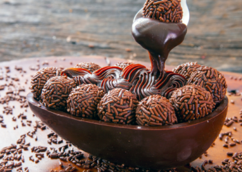 Congresso aprova norma que define teor mínimo de cacau em chocolates. Chocolate tradicional terá pelo menos 35%, ao leite 25%, fortalecendo produtores familiares e a cadeia produtiva.