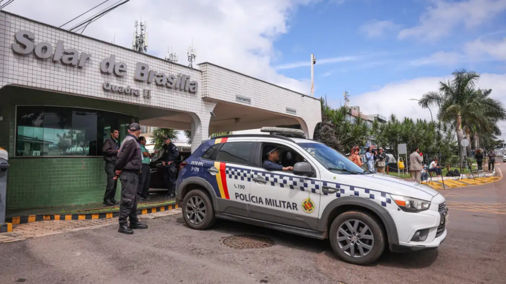Jair Bolsonaro recebe alta hospitalar em Brasília após tratar pneumonia e inicia cumprimento de prisão domiciliar por decisão do STF.