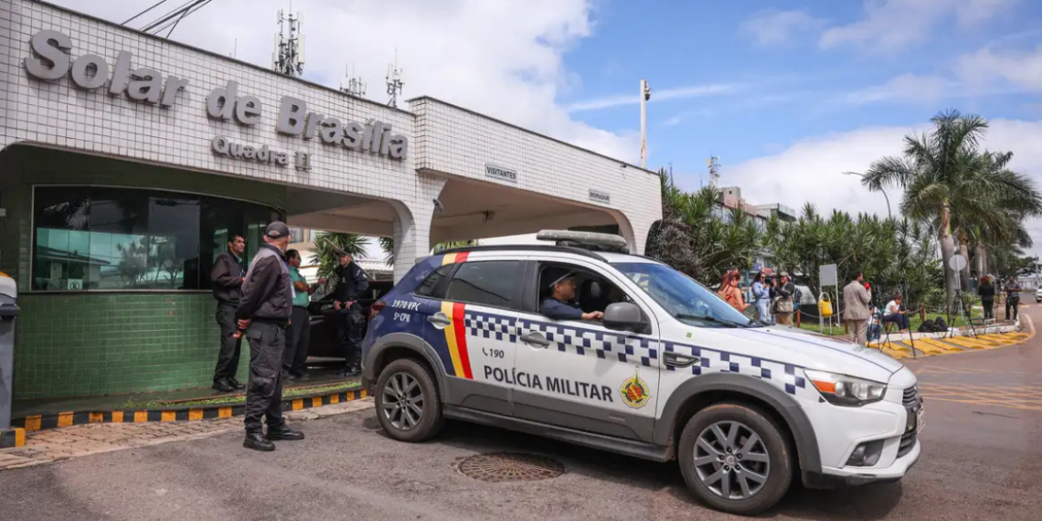 Jair Bolsonaro recebe alta hospitalar em Brasília após tratar pneumonia e inicia cumprimento de prisão domiciliar por decisão do STF.