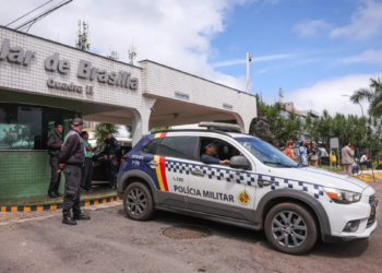 Jair Bolsonaro recebe alta hospitalar em Brasília após tratar pneumonia e inicia cumprimento de prisão domiciliar por decisão do STF.